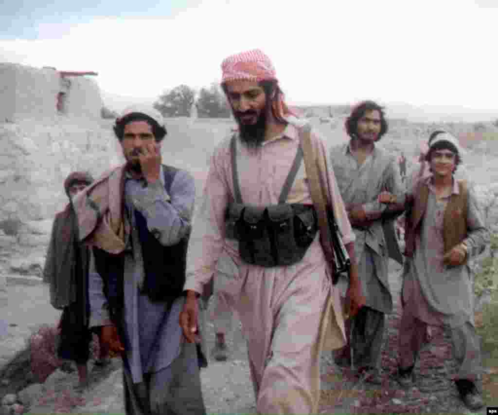 Усама с афганцами, Джалалабад, 1989 - Osama bin Laden walks with Afghanis in the Jalalabad region in 1989.