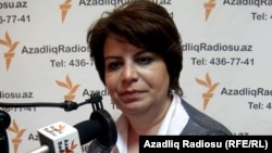 Gülər Əhmədova AzadlıqRadiosunun studiosunda (2001)