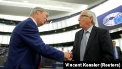 Avropa Komissiyasının Prezidenti Jean-Claude Juncker (sağda) və Breksit Partiyasının lideri Nigel Farage. Bu gün Avropa Parlamentində Breksit üzrə yeni müzakirə başlanır