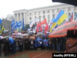 Во время митинга Евромайдан-Крым на площадь пришли пророссийские активисты. По словам координатора акции Андрея Щекуна, Партия регионов вывела на площадь бюджетников