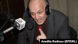 Dilavər Əzimli Azadlıq Radiosunun Bakı studiyasında